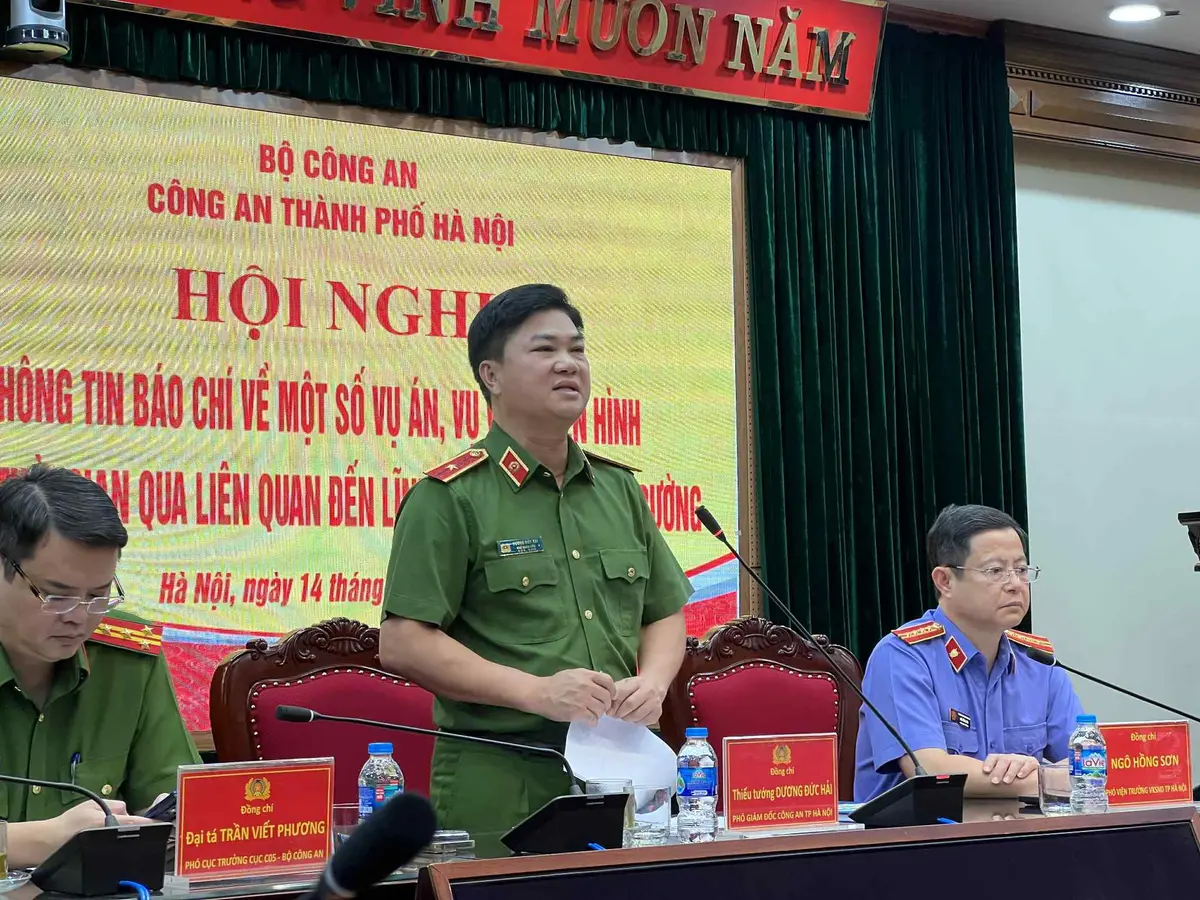 Thiếu tướng Dương Đức Hải, Phó Giám đốc Công an TP Hà Nội, chủ trì buổi họp báo.webp