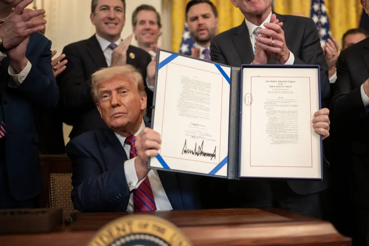 Trump ký đạo luật GENIUS.jpg