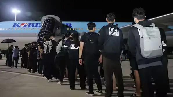 Các công dân Hàn Quốc liên quan hoạt động lừa đảo sử dụng công nghệ được bàn giao tại sân bay quốc tế ở thủ đô Phnom Penh, Vươ.webp