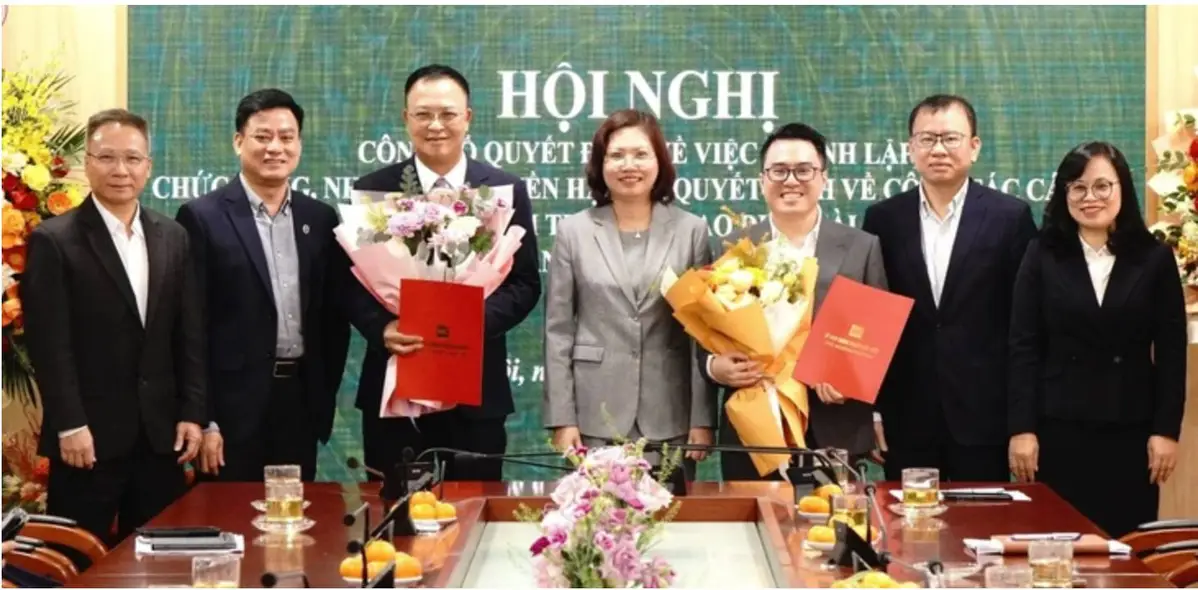 Bà Vũ Thị Chân Phương - Chủ tịch Ủy ban Chứng khoán (ở giữa) - cùng lãnh đạo Ban quản lý thị trường giao dịch tài sản mã hóa - Ảnh_ TTTT.jpg