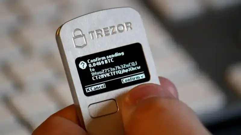 Trezor_display_transaction.webp