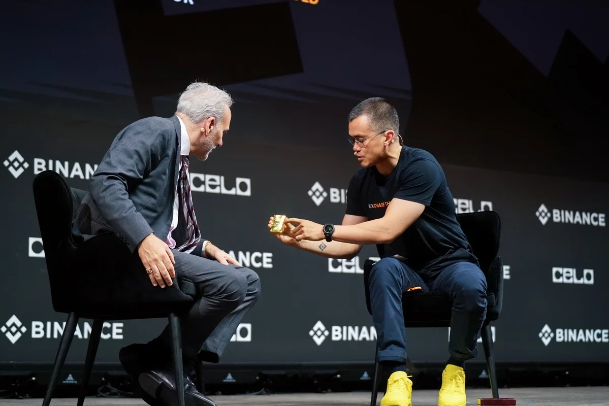 CZ-và-Peter Schiff-tại-Binance-Blockchain-Week-2025