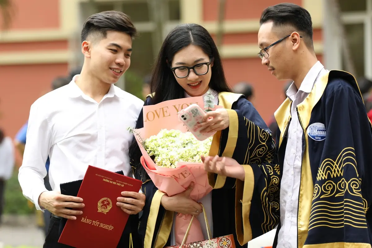 Nam-sinh-thủy-lợi-ở-nhà-giao-dịch-Futures