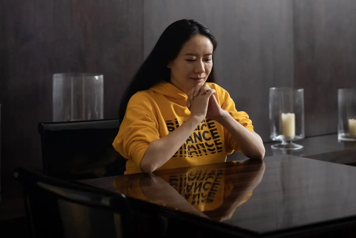 chan-dung-yi-he-dong-sang-lap-binance-ben-canh-logo-bitcoin-blockhay