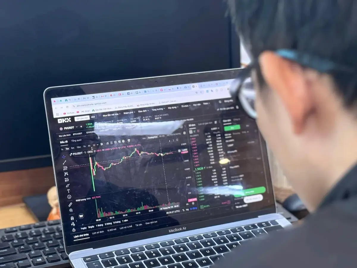 Bán-vàng-mua-altcoin-nhiều-nhà-đầu-tư-hối-hận