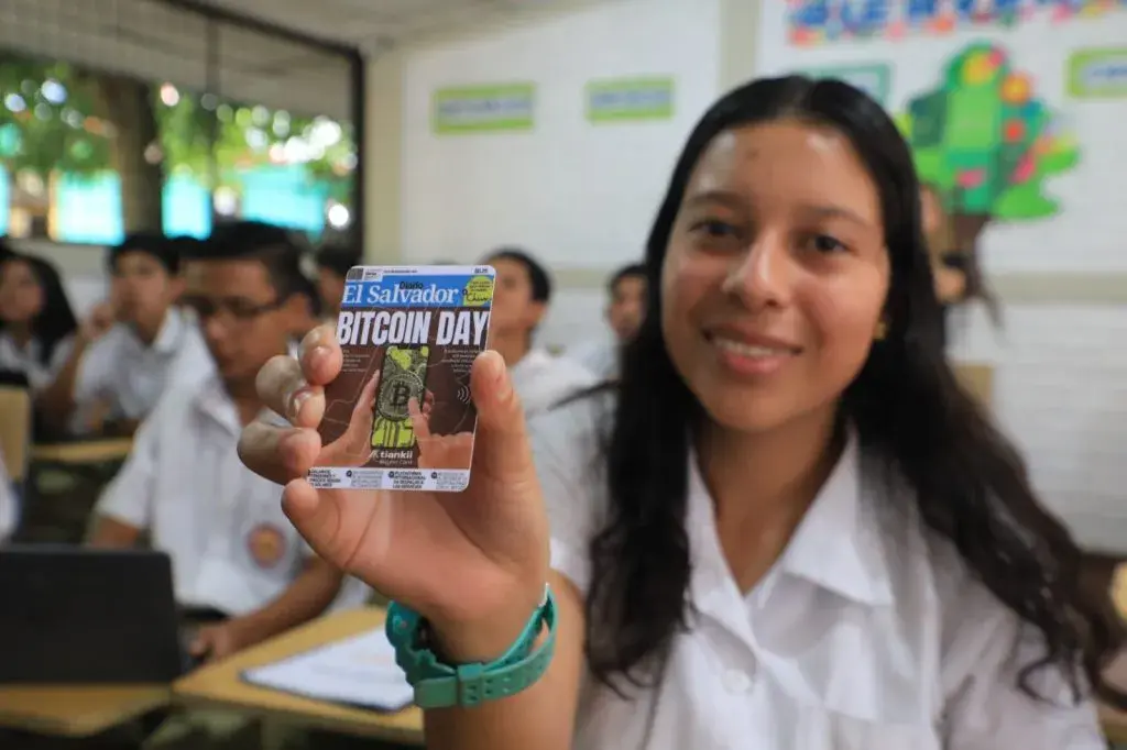 hoc-sinh-el-salvador-doc-sach-ve-tai-chinh-ky-thuat-so-blockhay