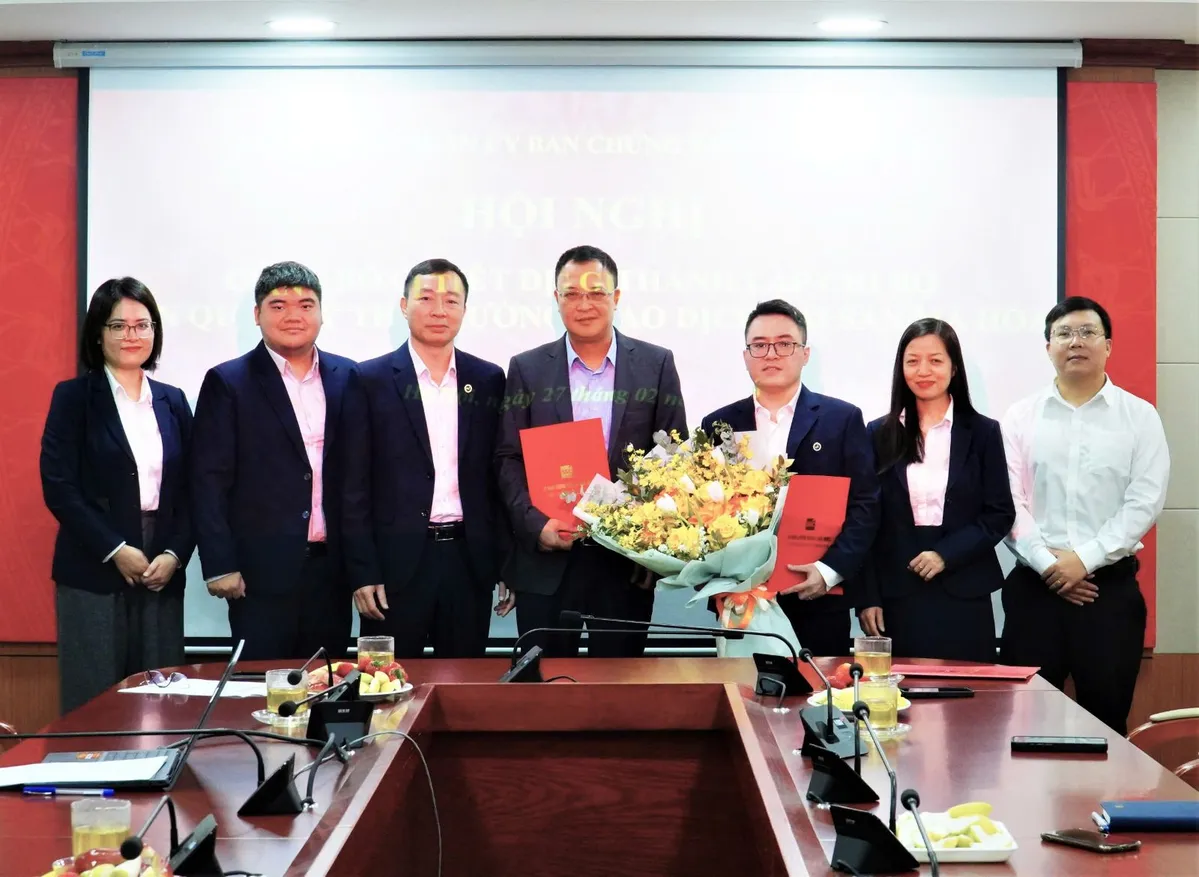 can-bo-ubcknn-trao-quyet-dinh-thanh-lap-chi-bo-ban-quan-ly-tai-san-ma-hoa-blockhay