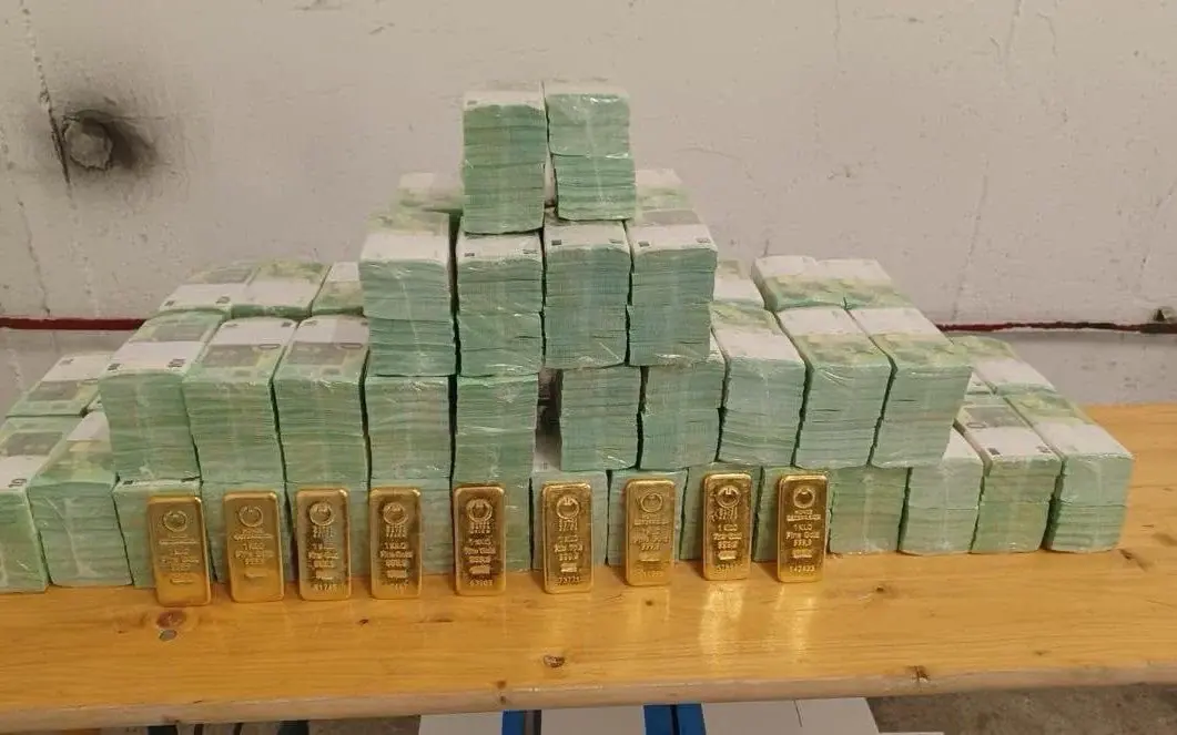 doan-xe-boc-thep-cho-tien-mat-va-vang-bi-tam-giu-tai-cua-khau-blockhay